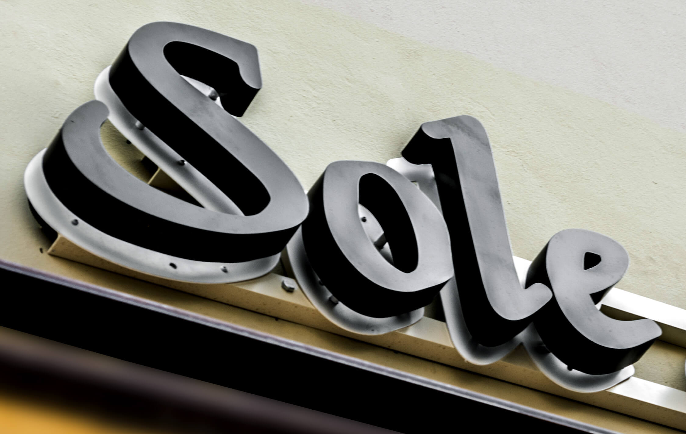 O Sole Mio - aluminium lichtgevende letters met halo-effect gemonteerd op een frame boven de ingang